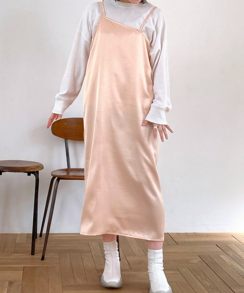 mimi toujours（ミミトゥジュール）の「ワンピース キャミソール サテン omom×mimi toujours（ワンピース・レディース・サーモンピンク/ベージュ・M）」の9枚目の写真