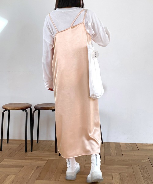 mimi toujours（ミミトゥジュール）の「ワンピース キャミソール サテン omom×mimi toujours（ワンピース・レディース・サーモンピンク/ベージュ・M）」の11枚目の写真