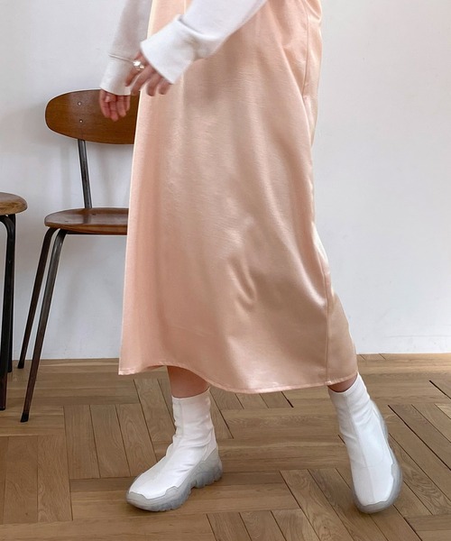 mimi toujours（ミミトゥジュール）の「ワンピース キャミソール サテン omom×mimi toujours（ワンピース・レディース・サーモンピンク/ベージュ・M）」の4枚目の写真