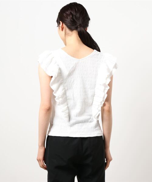 Monocoro toppi(モノコロトッピ)の「Vネックショルダーダブルフリル ノースリーブトップス(Tシャツ/カットソー・レディース・ブラック/オフホワイト/ピンク系その他/グレイッシュベージュ・M)」の6枚目の写真