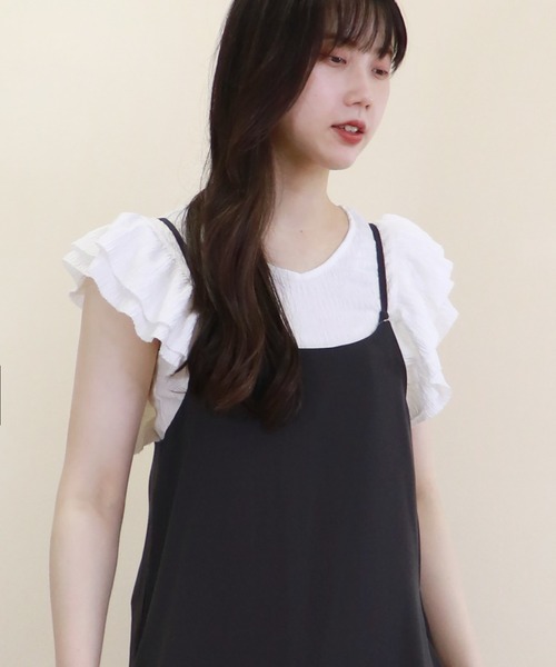 Monocoro toppi(モノコロトッピ)の「Vネックショルダーダブルフリル ノースリーブトップス(Tシャツ/カットソー・レディース・ブラック/オフホワイト/ピンク系その他/グレイッシュベージュ・M)」の2枚目の写真