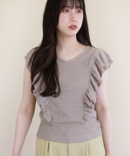 Monocoro toppi(モノコロトッピ)の「Vネックショルダーダブルフリル ノースリーブトップス(Tシャツ/カットソー・レディース・ブラック/オフホワイト/ピンク系その他/グレイッシュベージュ・M)」の3枚目の写真