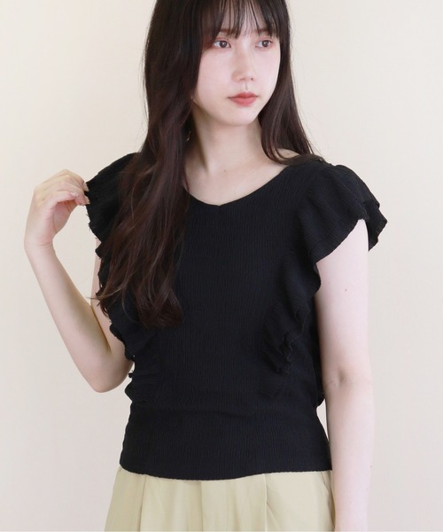 Monocoro toppi(モノコロトッピ)の「Vネックショルダーダブルフリル ノースリーブトップス(Tシャツ/カットソー・レディース・ブラック/オフホワイト/ピンク系その他/グレイッシュベージュ・M)」の1枚目の写真