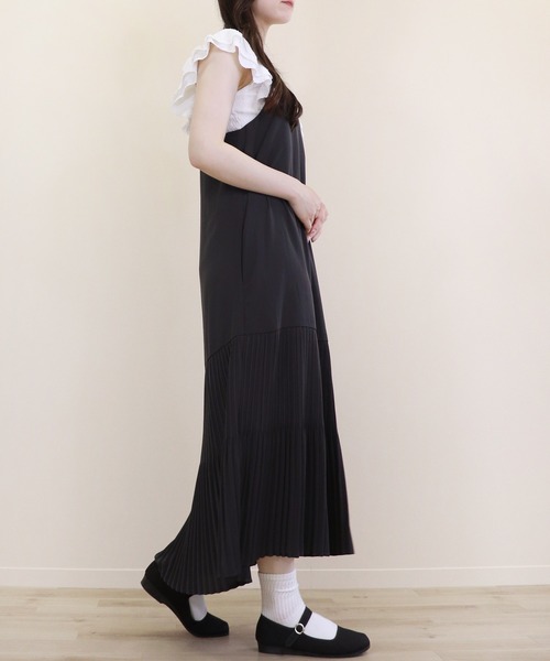 Monocoro toppi(モノコロトッピ)の「Vネックショルダーダブルフリル ノースリーブトップス(Tシャツ/カットソー・レディース・ブラック/オフホワイト/ピンク系その他/グレイッシュベージュ・M)」の9枚目の写真