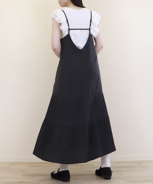 Monocoro toppi(モノコロトッピ)の「Vネックショルダーダブルフリル ノースリーブトップス(Tシャツ/カットソー・レディース・ブラック/オフホワイト/ピンク系その他/グレイッシュベージュ・M)」の10枚目の写真