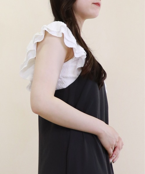 Monocoro toppi(モノコロトッピ)の「Vネックショルダーダブルフリル ノースリーブトップス(Tシャツ/カットソー・レディース・ブラック/オフホワイト/ピンク系その他/グレイッシュベージュ・M)」の8枚目の写真