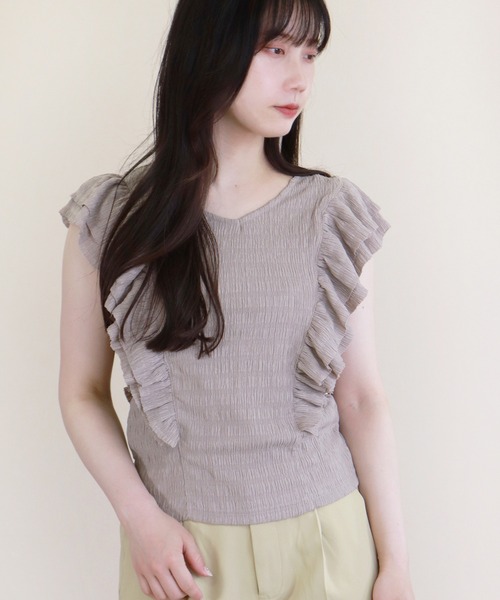 Monocoro toppi(モノコロトッピ)の「Vネックショルダーダブルフリル ノースリーブトップス(Tシャツ/カットソー・レディース・ブラック/オフホワイト/ピンク系その他/グレイッシュベージュ・M)」の17枚目の写真