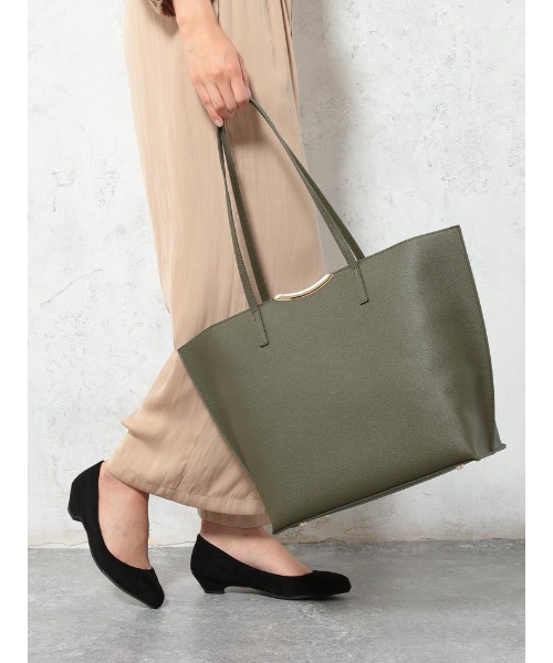 Perfect Suit FActory（パーフェクトスーツファクトリー）の「金具付きト－トバッグ　ベージュ/カーキ/ブラック（トートバッグ・レディース・カーキ/ベージュ/ブラック・FREE）」の3枚目の写真