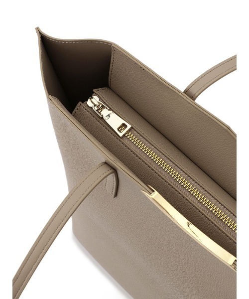 Perfect Suit FActory（パーフェクトスーツファクトリー）の「金具付きト－トバッグ　ベージュ/カーキ/ブラック（トートバッグ・レディース・カーキ/ベージュ/ブラック・FREE）」の5枚目の写真