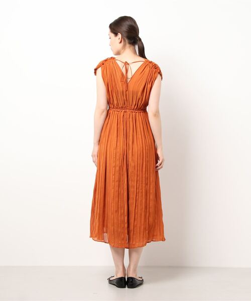 MOUSSY（マウジー）の「W DEEP V/N ドレス（ワンピース・レディース・アイボリー/ブラック/オレンジ・1/2）」の4枚目の写真