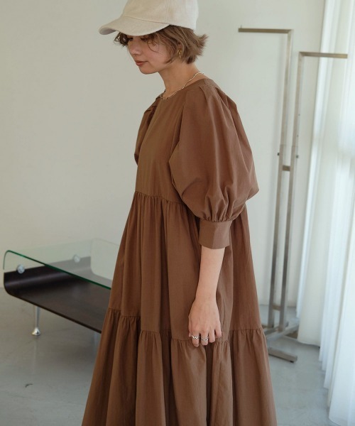 Bab（バブ）の「【WEB限定】ボリュームスリーブティアードワンピース（ワンピース・レディース・ダークブラウン/ベージュ/ブラウン・M）」の2枚目の写真