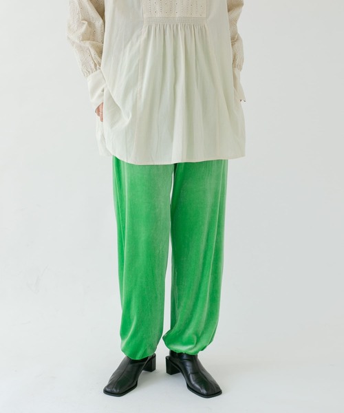 KBF（ケイビーエフ）の「ベロアストレートパンツ（その他パンツ・レディース・グリーン/ブルー/パープル系その他・ONE）」の2枚目の写真