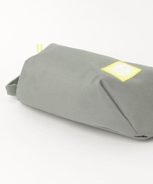 VOLCOM(ボルコム)の「VOLCOM MINI WAIST PACK(ショルダーバッグ・レディース・マルチ/カーキ・O/S)」の4枚目の写真