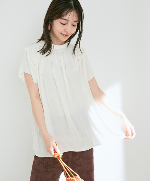 VIS（ビス）の「【接触冷感】【前後2WAY】割繊サテンギャザーブラウス（シャツ/ブラウス・レディース・イエロー系その他/オフホワイト/ピンク系その他2/ブラウン系その他2・FREE）」の2枚目の写真