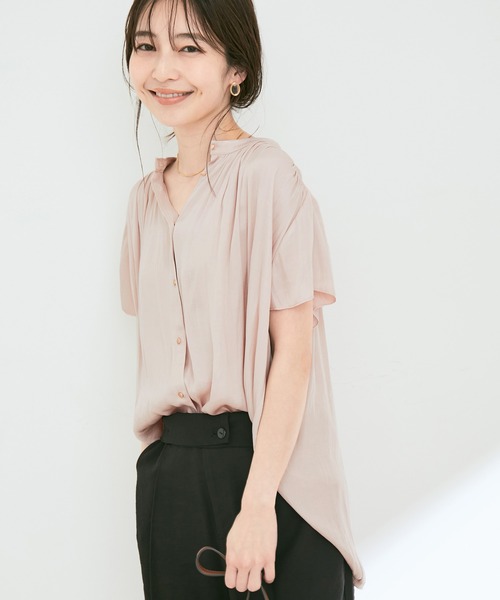 VIS（ビス）の「【接触冷感】【前後2WAY】割繊サテンギャザーブラウス（シャツ/ブラウス・レディース・イエロー系その他/オフホワイト/ピンク系その他2/ブラウン系その他2・FREE）」の4枚目の写真