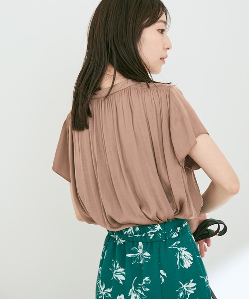 VIS（ビス）の「【接触冷感】【前後2WAY】割繊サテンギャザーブラウス（シャツ/ブラウス・レディース・イエロー系その他/オフホワイト/ピンク系その他2/ブラウン系その他2・FREE）」の11枚目の写真