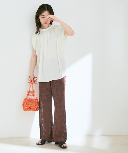 VIS（ビス）の「【接触冷感】【前後2WAY】割繊サテンギャザーブラウス（シャツ/ブラウス・レディース・イエロー系その他/オフホワイト/ピンク系その他2/ブラウン系その他2・FREE）」の19枚目の写真