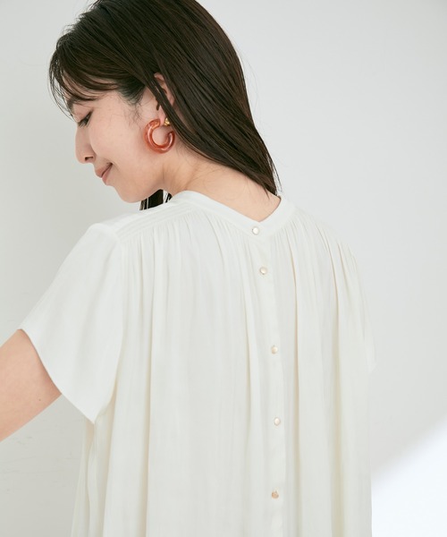 VIS（ビス）の「【接触冷感】【前後2WAY】割繊サテンギャザーブラウス（シャツ/ブラウス・レディース・イエロー系その他/オフホワイト/ピンク系その他2/ブラウン系その他2・FREE）」の20枚目の写真