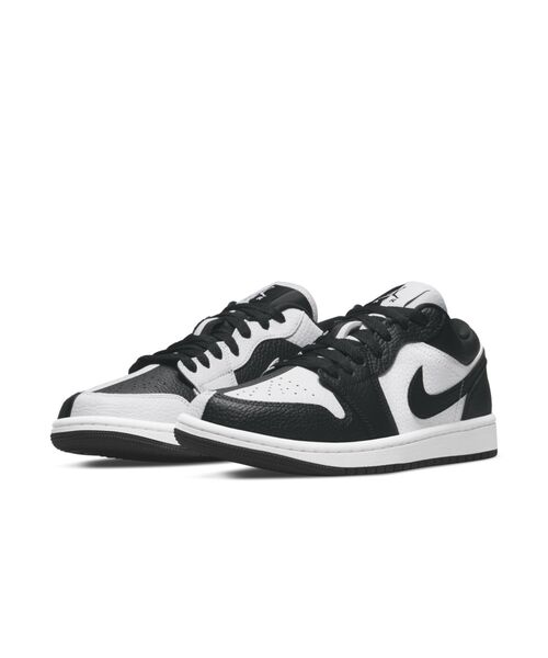 JORDAN BRAND（ジョーダンブランド）の「エア ジョーダン 1 LOW SE ウィメンズシューズ / Air Jordan 1 Low SE Women's Shoes＜22.5-29cm 展開＞（スニーカー・レディース・ホワイト・26/24/25/24.5/27/26.5/29/27.5/28/28.5/23/23.5/22.5/25.5）」の2枚目の写真