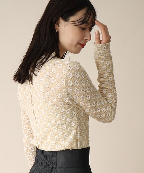 OPAQUE.CLIP（オペークドットクリップ）の「◆フラワーレースハイネックトップス（Tシャツ/カットソー・レディース・ブラック/ベージュ/オフホワイト・38）」の5枚目の写真