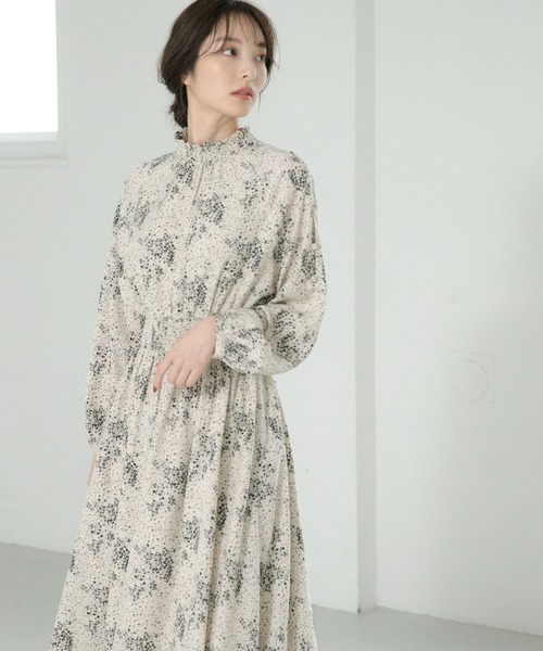 Andemiu（アンデミュウ）の「【WEB限定】カタボタンシャーリングワンピース178874（ワンピース・レディース・ブラック/ホワイト系その他5/ベージュ/その他10・FREE）」の2枚目の写真