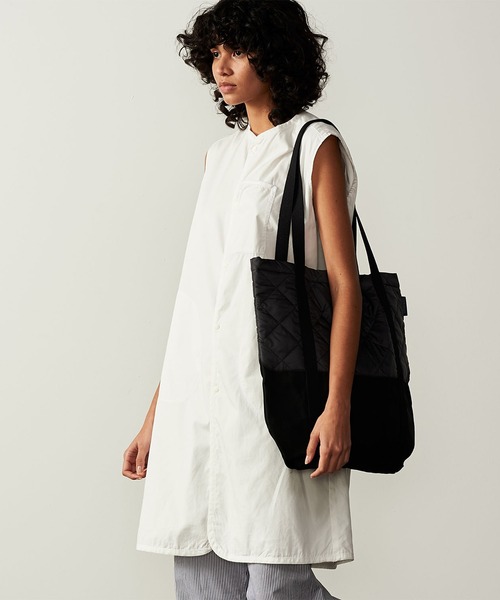 LAVENHAM（ラベンハム）の「SPLIT TOTE BAG UNISEX / スプリット トートバッグ ユニセックス（トートバッグ・レディース・ブラック/オリーブ・ONE SIZE）」の5枚目の写真