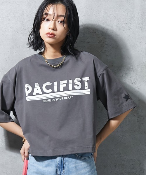GEVS.（ジェイヴィス）の「＜大きいサイズ＞ ロゴプリントクロップドTシャツ GEVS.（Tシャツ/カットソー・レディース・オフホワイト/チャコール・L/LL/3L/4L/5L）」の2枚目の写真