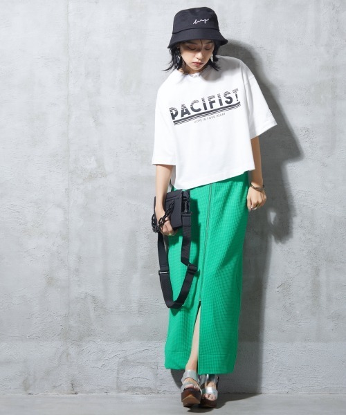 GEVS.（ジェイヴィス）の「＜大きいサイズ＞ ロゴプリントクロップドTシャツ GEVS.（Tシャツ/カットソー・レディース・オフホワイト/チャコール・L/LL/3L/4L/5L）」の11枚目の写真