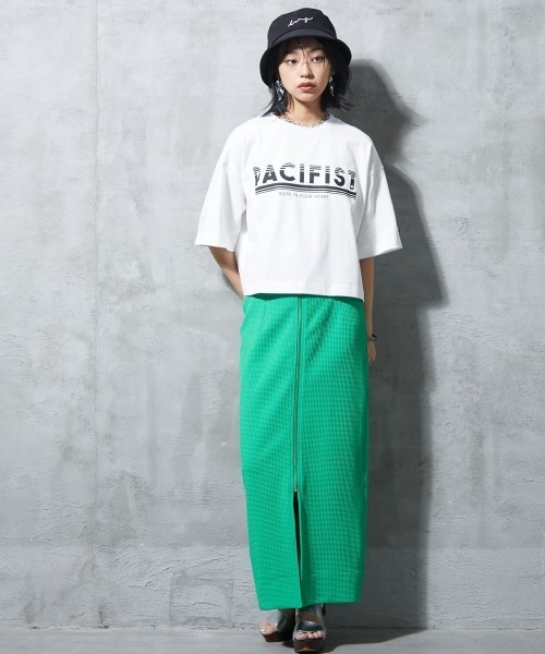 GEVS.（ジェイヴィス）の「＜大きいサイズ＞ ロゴプリントクロップドTシャツ GEVS.（Tシャツ/カットソー・レディース・オフホワイト/チャコール・L/LL/3L/4L/5L）」の12枚目の写真