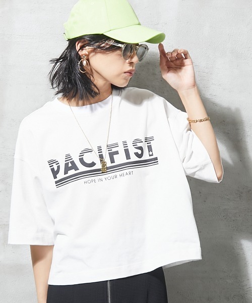 GEVS.（ジェイヴィス）の「＜大きいサイズ＞ ロゴプリントクロップドTシャツ GEVS.（Tシャツ/カットソー・レディース・オフホワイト/チャコール・L/LL/3L/4L/5L）」の3枚目の写真