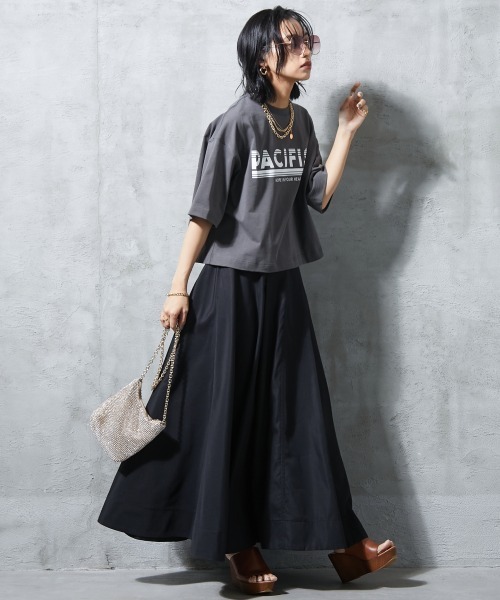 GEVS.（ジェイヴィス）の「＜大きいサイズ＞ ロゴプリントクロップドTシャツ GEVS.（Tシャツ/カットソー・レディース・オフホワイト/チャコール・L/LL/3L/4L/5L）」の19枚目の写真