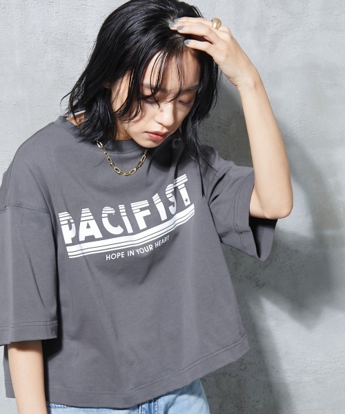 GEVS.（ジェイヴィス）の「＜大きいサイズ＞ ロゴプリントクロップドTシャツ GEVS.（Tシャツ/カットソー・レディース・オフホワイト/チャコール・L/LL/3L/4L/5L）」の9枚目の写真