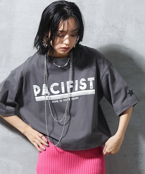 GEVS.（ジェイヴィス）の「＜大きいサイズ＞ ロゴプリントクロップドTシャツ GEVS.（Tシャツ/カットソー・レディース・オフホワイト/チャコール・L/LL/3L/4L/5L）」の4枚目の写真