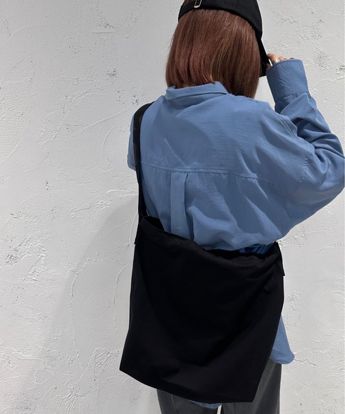 apres jour mignon（アプレジュールミニョン）の「キャンバスショルダーバッグ【ZOZOTOWN限定アイテム】（ショルダーバッグ・レディース・カーキ/アイボリー/ブラック・フリー）」の2枚目の写真