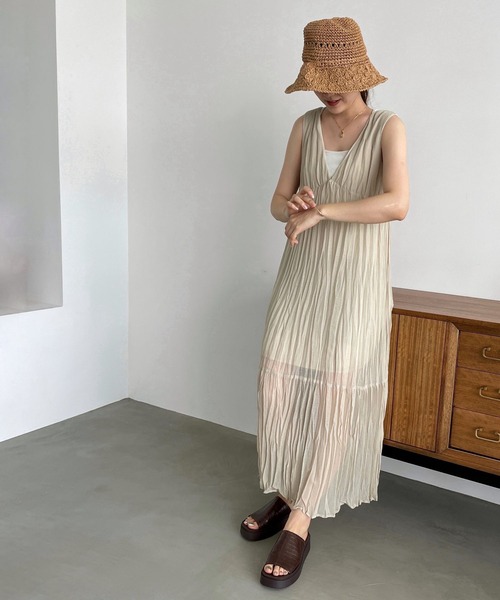 LOWRYS FARM（ローリーズファーム）の「クリンクルノースリーブワンピース　 905388（ワンピース・レディース・ブラック/ベージュ/アイボリー/ブルー・FREE）」の13枚目の写真