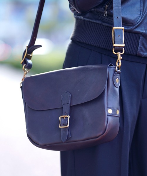 vasco(ヴァスコ)の「vasco ヴァスコ POSTMAN SHOULDER BAG ポストマン レザーショルダーバッグ SMALL(PLANE)(ショルダーバッグ・メンズ・キャメル/ブラック・FREE)」の2枚目の写真