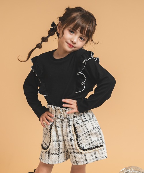 URBAN CHERRY（アーバンチェリー）の「【伸縮性・保温性バツグン】ショルダーフリルデザインリブトップス（Tシャツ/カットソー・キッズ・アイボリー/ブラウン/ラベンダー/ブラック/ブルー・140cm/120cm/130cm/110cm/150cm）」の2枚目の写真