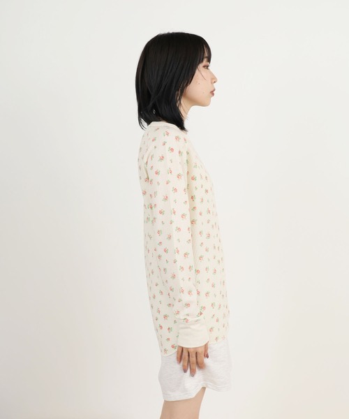 JEMORGAN(ジェーイーモーガン)の「JEMORGAN/ジェーイーモーガン TCワッフル 花柄ラグラン L/S TEE ラグランTシャツ(Tシャツ/カットソー・レディース・アイボリー系2/アイボリー系1・FREE)」の3枚目の写真