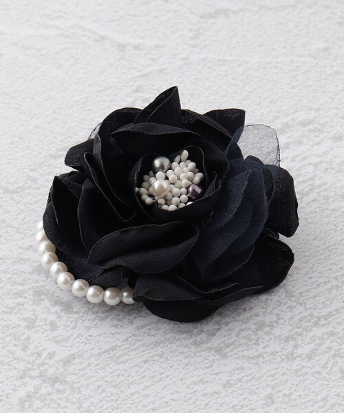 SHOO・LA・RUE（シューラルー）の「◆【セレモニー】サテンフェイクパールコサージュ（ブローチ/コサージュ・レディース・ライトグレー/オフホワイト/ベビーピンク/ライトベージュ/ブルー系その他・00）」の4枚目の写真