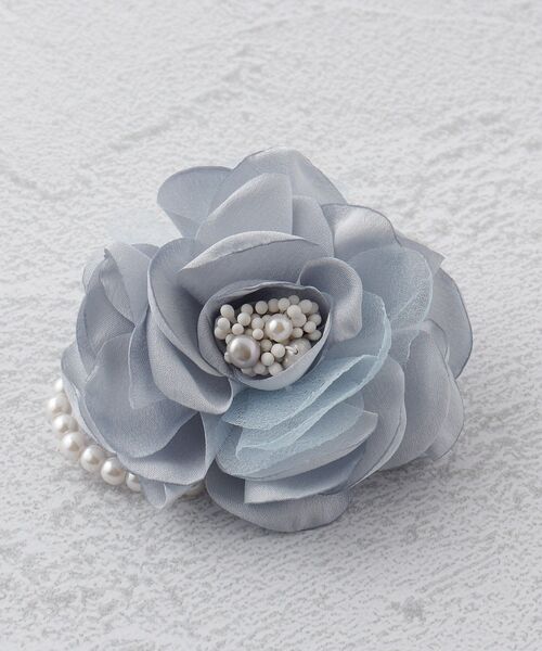 SHOO・LA・RUE（シューラルー）の「◆【セレモニー】サテンフェイクパールコサージュ（ブローチ/コサージュ・レディース・ライトグレー/オフホワイト/ベビーピンク/ライトベージュ/ブルー系その他・00）」の2枚目の写真