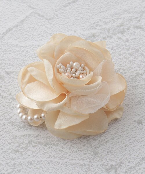 SHOO・LA・RUE（シューラルー）の「◆【セレモニー】サテンフェイクパールコサージュ（ブローチ/コサージュ・レディース・ライトグレー/オフホワイト/ベビーピンク/ライトベージュ/ブルー系その他・00）」の7枚目の写真
