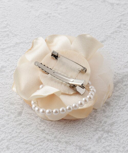 SHOO・LA・RUE（シューラルー）の「◆【セレモニー】サテンフェイクパールコサージュ（ブローチ/コサージュ・レディース・ライトグレー/オフホワイト/ベビーピンク/ライトベージュ/ブルー系その他・00）」の8枚目の写真