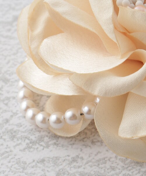 SHOO・LA・RUE（シューラルー）の「◆【セレモニー】サテンフェイクパールコサージュ（ブローチ/コサージュ・レディース・ライトグレー/オフホワイト/ベビーピンク/ライトベージュ/ブルー系その他・00）」の9枚目の写真