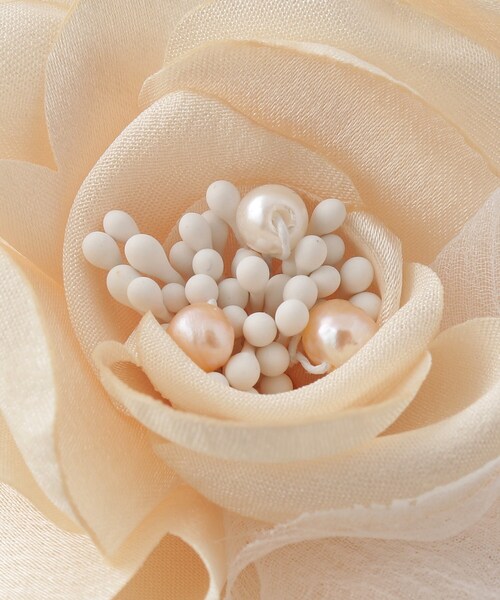 SHOO・LA・RUE（シューラルー）の「◆【セレモニー】サテンフェイクパールコサージュ（ブローチ/コサージュ・レディース・ライトグレー/オフホワイト/ベビーピンク/ライトベージュ/ブルー系その他・00）」の10枚目の写真
