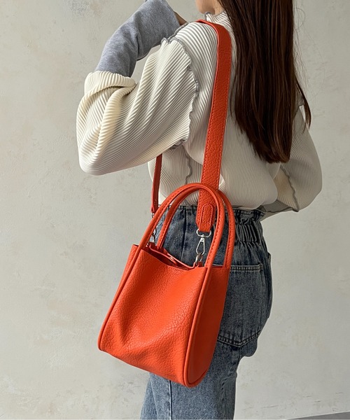 Thevon（ゼボン）の「ポーチ付きスクエア合皮バッグ（ボストンバッグ・レディース・アイボリー/レモンイエロー/ブラック/オレンジ/シルバー・FREE）」の4枚目の写真