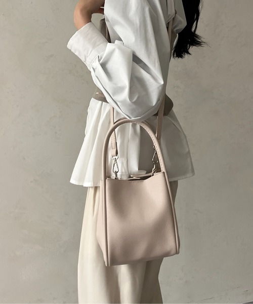 Thevon（ゼボン）の「ポーチ付きスクエア合皮バッグ（ボストンバッグ・レディース・アイボリー/レモンイエロー/ブラック/オレンジ/シルバー・FREE）」の7枚目の写真