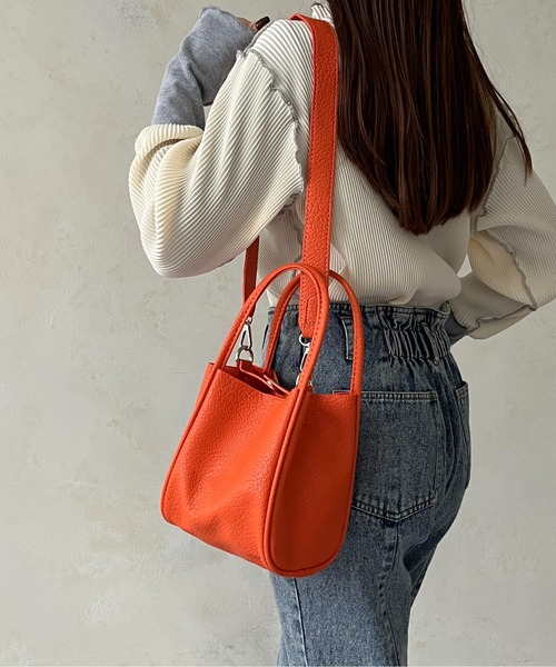 Thevon（ゼボン）の「ポーチ付きスクエア合皮バッグ（ボストンバッグ・レディース・アイボリー/レモンイエロー/ブラック/オレンジ/シルバー・FREE）」の8枚目の写真