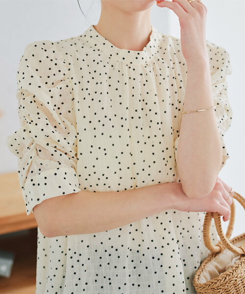 KOBE LETTUCE（コウベレタス）の「シワ加工ランダムドットパワショルトップス（シャツ/ブラウス・レディース・アイボリー/ブラック・M）」の2枚目の写真