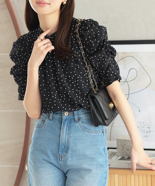 KOBE LETTUCE（コウベレタス）の「シワ加工ランダムドットパワショルトップス（シャツ/ブラウス・レディース・アイボリー/ブラック・M）」の5枚目の写真