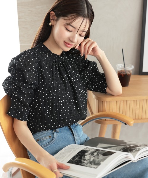 KOBE LETTUCE（コウベレタス）の「シワ加工ランダムドットパワショルトップス（シャツ/ブラウス・レディース・アイボリー/ブラック・M）」の6枚目の写真